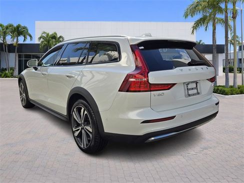 Certified 2025 Volvo V60 B5 Cross Country Plus image 5
