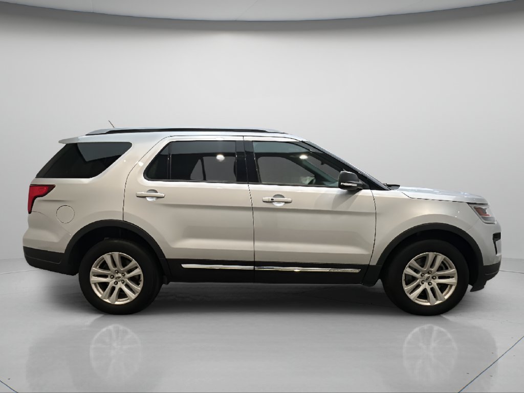 Used 2019 Ford Explorer XLT w/ Equipment Group 202A AWD/4WD image 8
