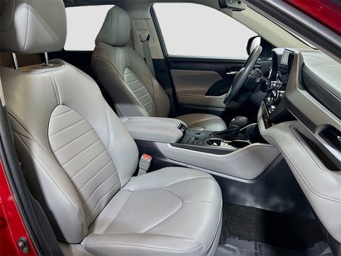 Used 2023 Toyota Highlander XLE image 27