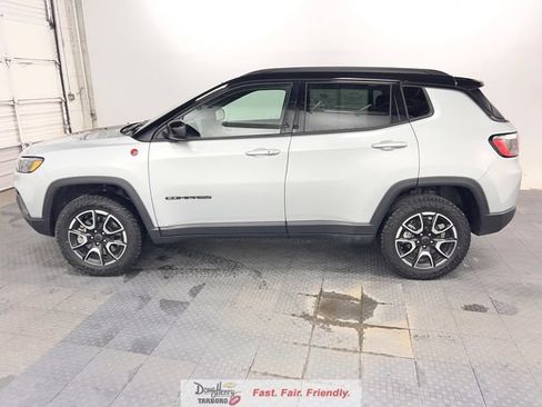 Used 2025 Jeep Compass Trailhawk AWD/4WD image 6
