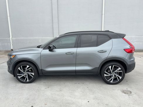 Used 2019 Volvo XC40 T5 R-Design image 2