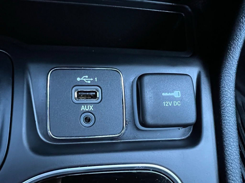 Used 2022 Jeep Cherokee Limited w/ Mopar Interior Package AWD/4WD image 40