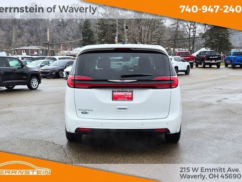 Used 2023 Chrysler Pacifica Touring-L image 34