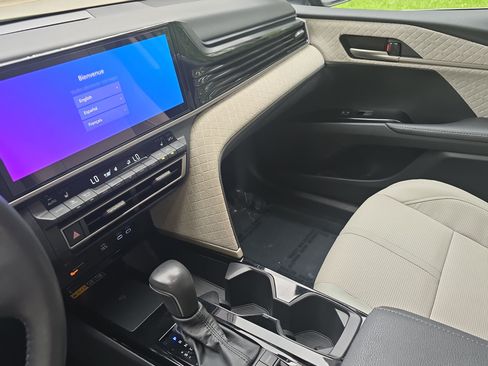 Used 2025 Toyota Camry XLE FWD image 22