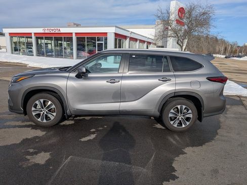 Used 2026 Toyota Highlander XLE image 2