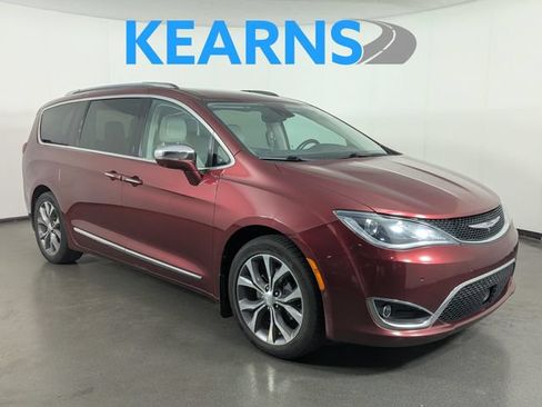 Used 2017 Chrysler Pacifica Limited FWD image 1