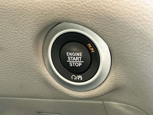 Certified 2023 Chrysler Pacifica Touring-L image 5