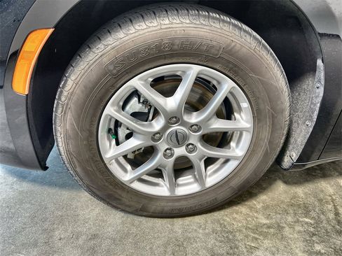 Used 2024 Chrysler Pacifica Touring-L image 18