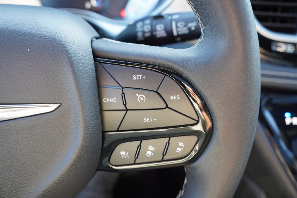 Used 2024 Chrysler Pacifica Premium FWD image 35