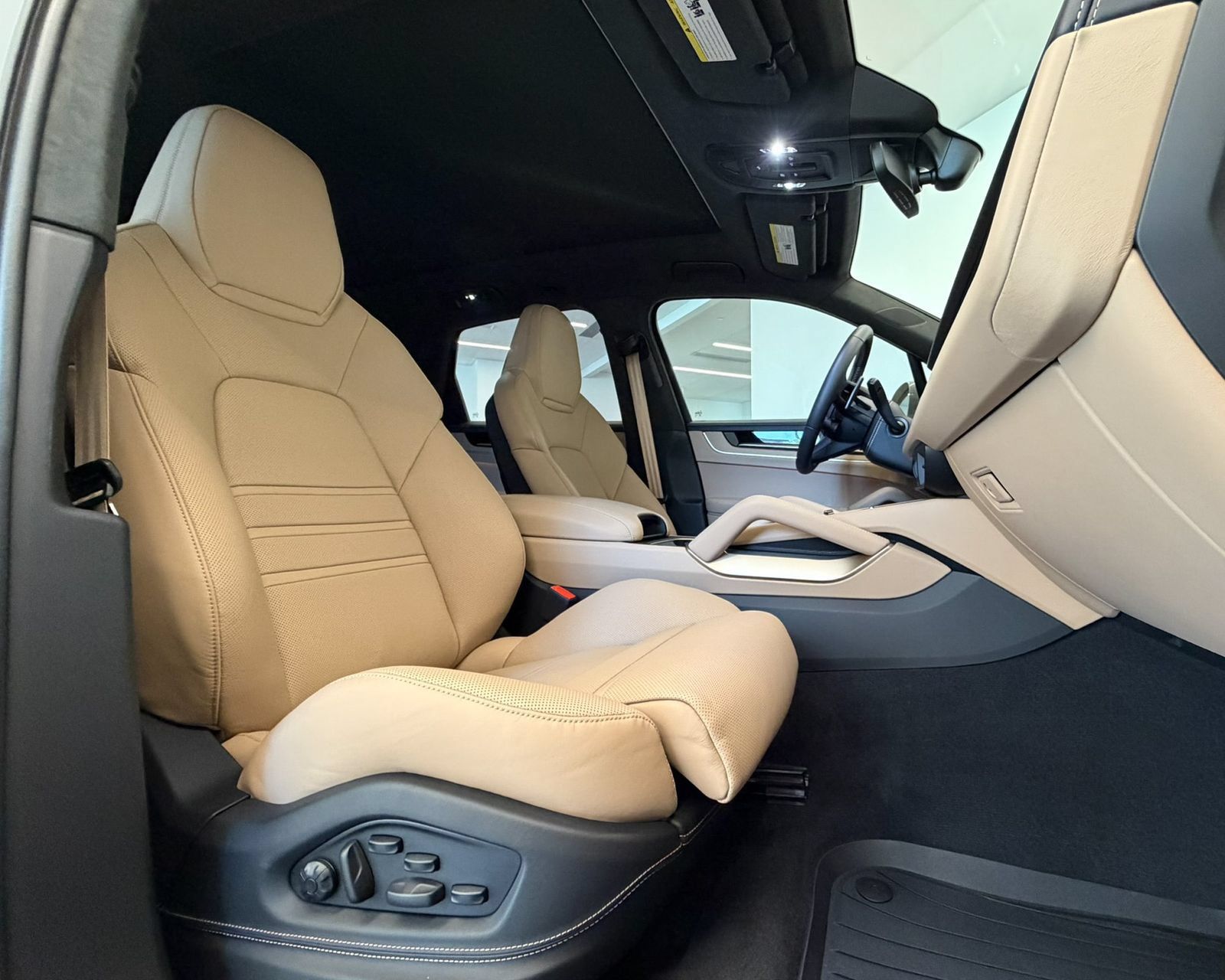 Used 2025 Porsche Cayenne Turbo AWD/4WD image 18