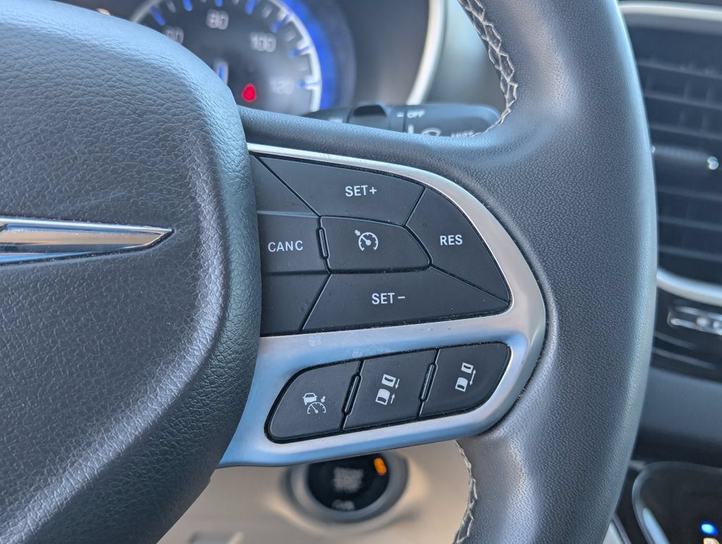 Used 2023 Chrysler Pacifica Touring-L FWD image 22