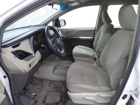 Used 2017 Toyota Sienna L image 19