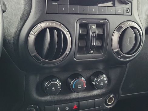 Used 2018 Jeep Wrangler Unlimited Sport S image 27