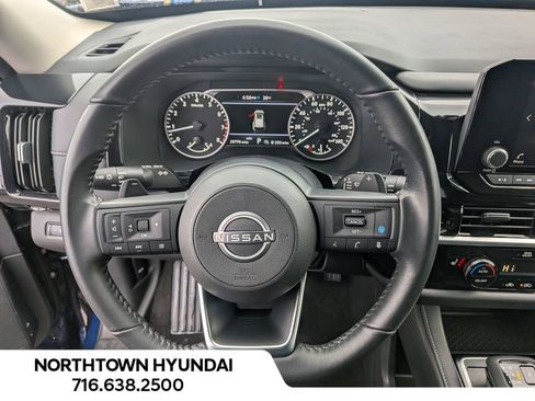 Used 2025 Nissan Pathfinder SV image 5