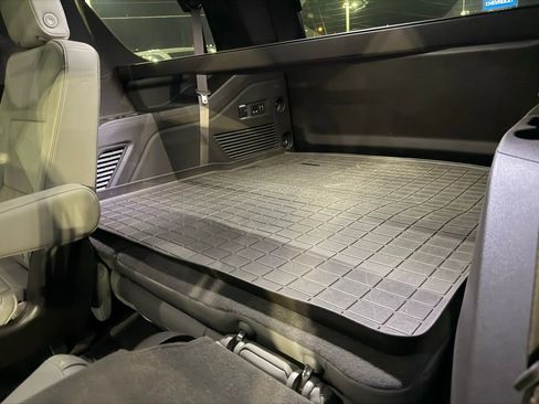 Used 2022 Chevrolet Tahoe LT w/ Luxury Package image 16