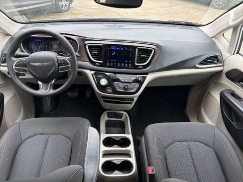 Used 2017 Chrysler Pacifica Touring w/ Tire & Wheel Group FWD image 19