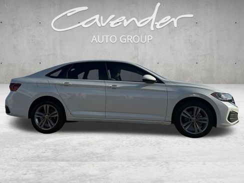 Used 2022 Volkswagen Jetta SE image 17