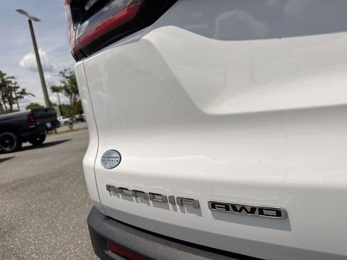 Used 2025 GMC Acadia Elevation AWD/4WD image 4