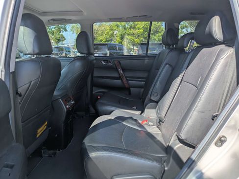 Used 2012 Toyota Highlander Limited w/ Tow Pkg FWD image 16