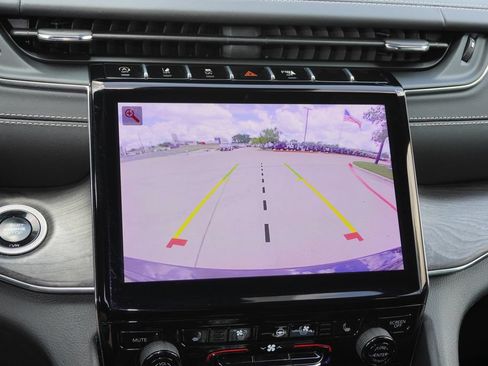 Used 2024 Jeep Grand Cherokee Overland w/ Luxury Tech Group IV AWD/4WD image 15