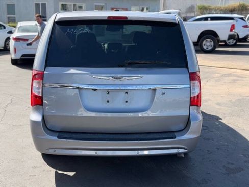 Used 2014 Chrysler Town & Country S FWD image 4