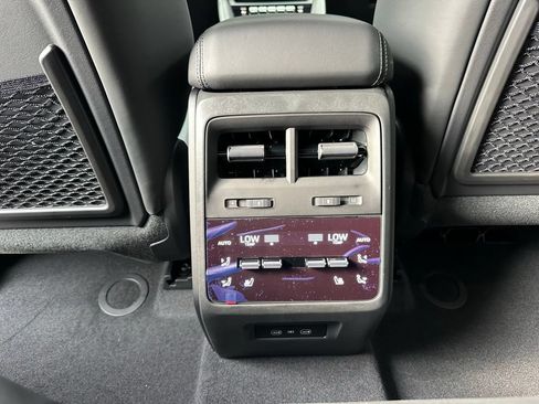 Used 2026 Porsche Macan Electric RWD image 40