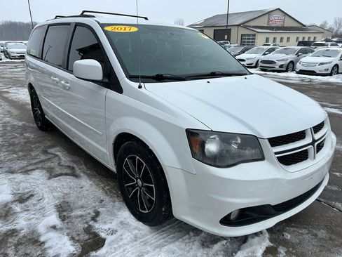 Used 2017 Dodge Grand Caravan GT image 3