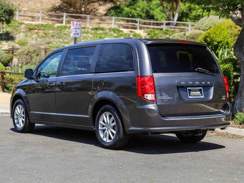 Used 2018 Dodge Grand Caravan SXT FWD image 3