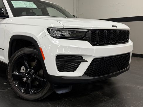 Used 2024 Jeep Grand Cherokee Altitude AWD/4WD image 3