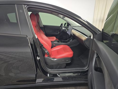 Used 2021 Tesla Model Y Long Range image 9