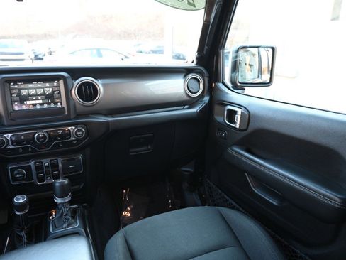 Used 2020 Jeep Gladiator Overland w/ Cold Weather Group image 17