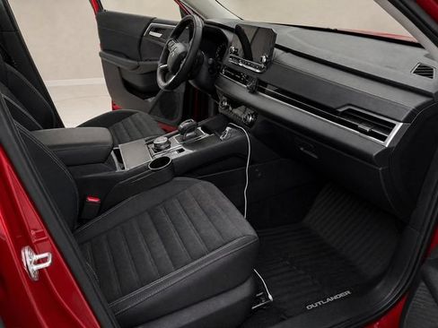 Used 2023 Mitsubishi Outlander SE FWD image 13