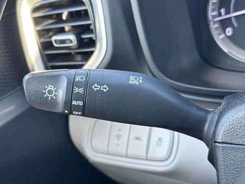 Used 2022 Hyundai Venue SEL image 26