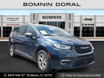 Used 2021 Chrysler Pacifica Limited w/ Uconnect Theater Family Group