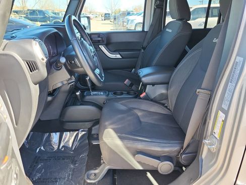 Used 2017 Jeep Wrangler Unlimited Sahara w/ Connectivity Group AWD/4WD image 11