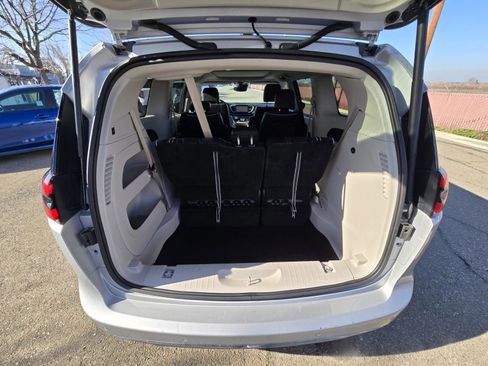 Used 2024 Chrysler Pacifica Limited image 10