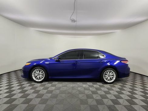 Used 2018 Toyota Camry XLE FWD image 2