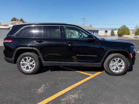 Used 2023 Jeep Grand Cherokee Limited w/ Trailer Tow Prep Group (B) AWD/4WD image 2