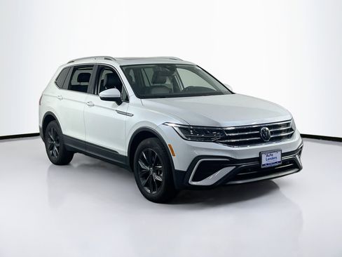 Used 2023 Volkswagen Tiguan SE image 3