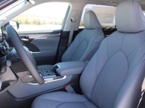 New 2026 Toyota Highlander Platinum AWD/4WD image 9