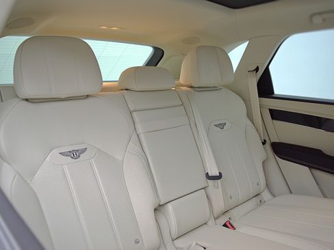 Certified 2023 Bentley Bentayga Extended Wheelbase image 37