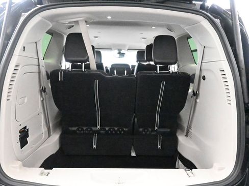 Used 2024 Chrysler Pacifica Select image 24