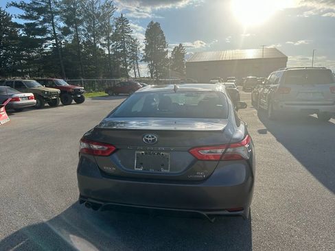 Used 2019 Toyota Camry SE w/ Sunroof Package FWD image 3