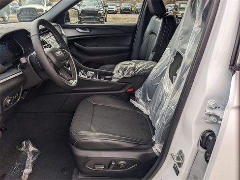 New 2025 Jeep Grand Cherokee Altitude image 7