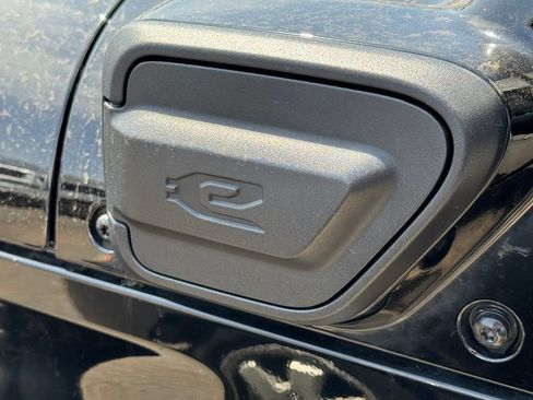 Used 2023 Jeep Wrangler Unlimited Sahara AWD/4WD image 9