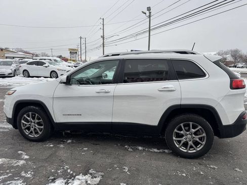Used 2018 Jeep Cherokee Latitude Plus w/ Comfort/Convenience Group image 3