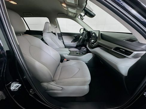Used 2024 Toyota Highlander LE image 33