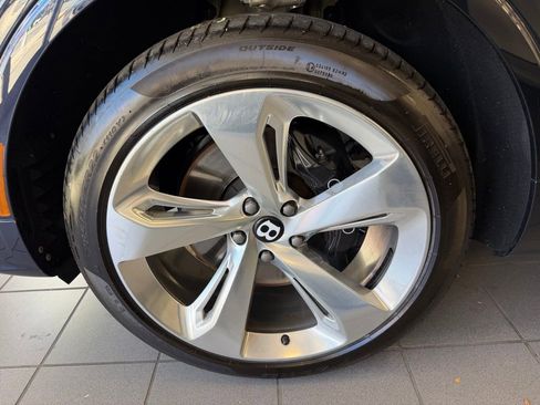 Used 2024 Bentley Bentayga AWD/4WD image 7