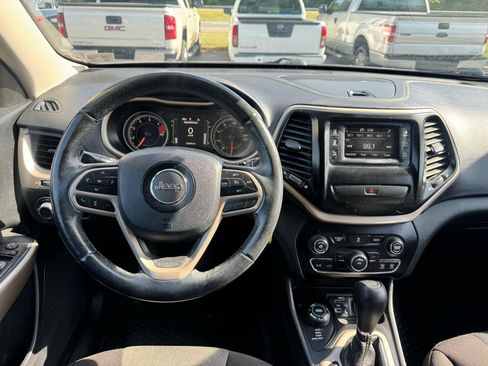 Used 2017 Jeep Cherokee Sport w/ Cold Weather Group AWD/4WD image 18