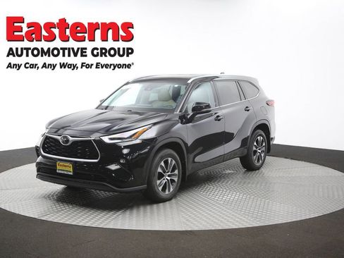 Used 2021 Toyota Highlander XLE AWD/4WD image 57